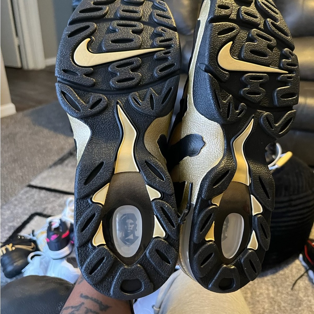 Nike Black and Gold Sneakers with Dynamic Design - Picture 2 of 7